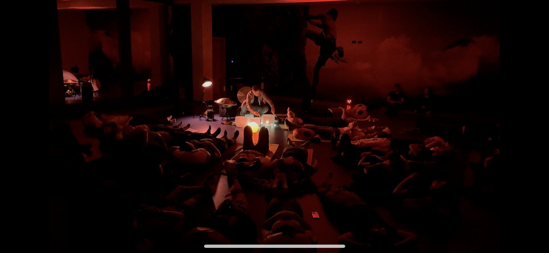 Koncert relaksacyjny — sala pełna słuchających